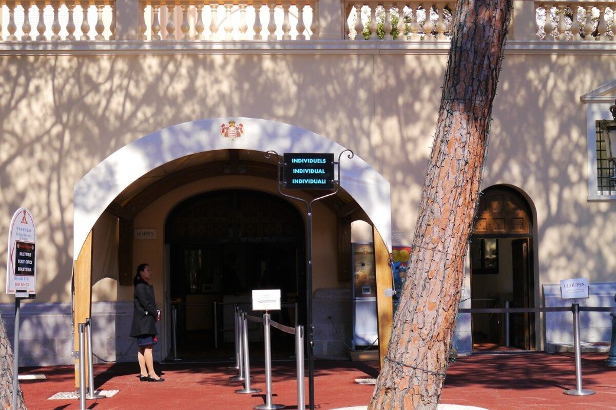entrance to palais princier monaco