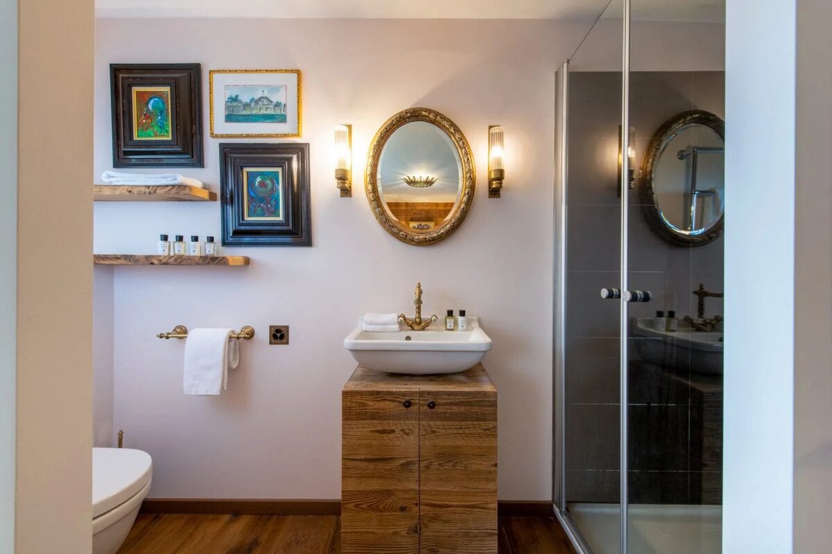 A bathroom with a sink and a mirror on the wall