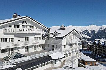 A large white building with the word le chabchou on it