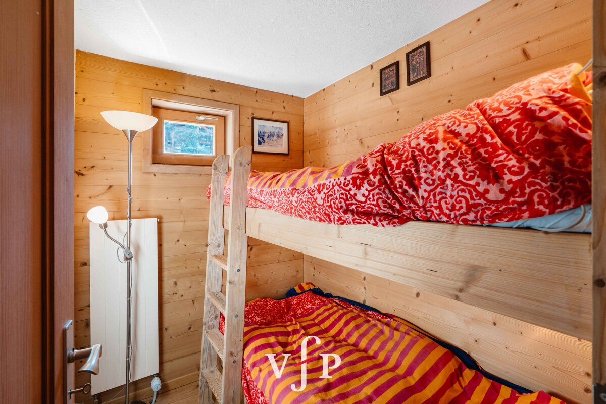A bunk bed in a room with the letter vfp on it