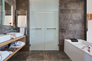 Pure Salt - Port Adriano Hotel, El Toro bathroom