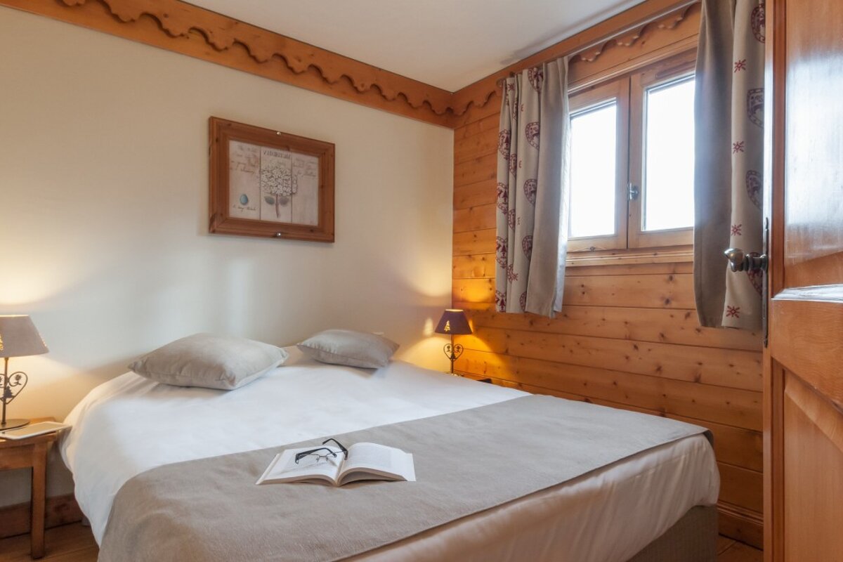 1 bed apartments - Les Fermes de Meribel Premium, Meribel Village double bedroom