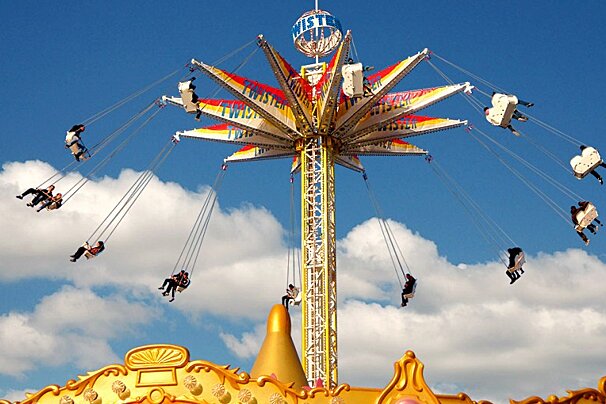 A ferris wheel with the word twist on it