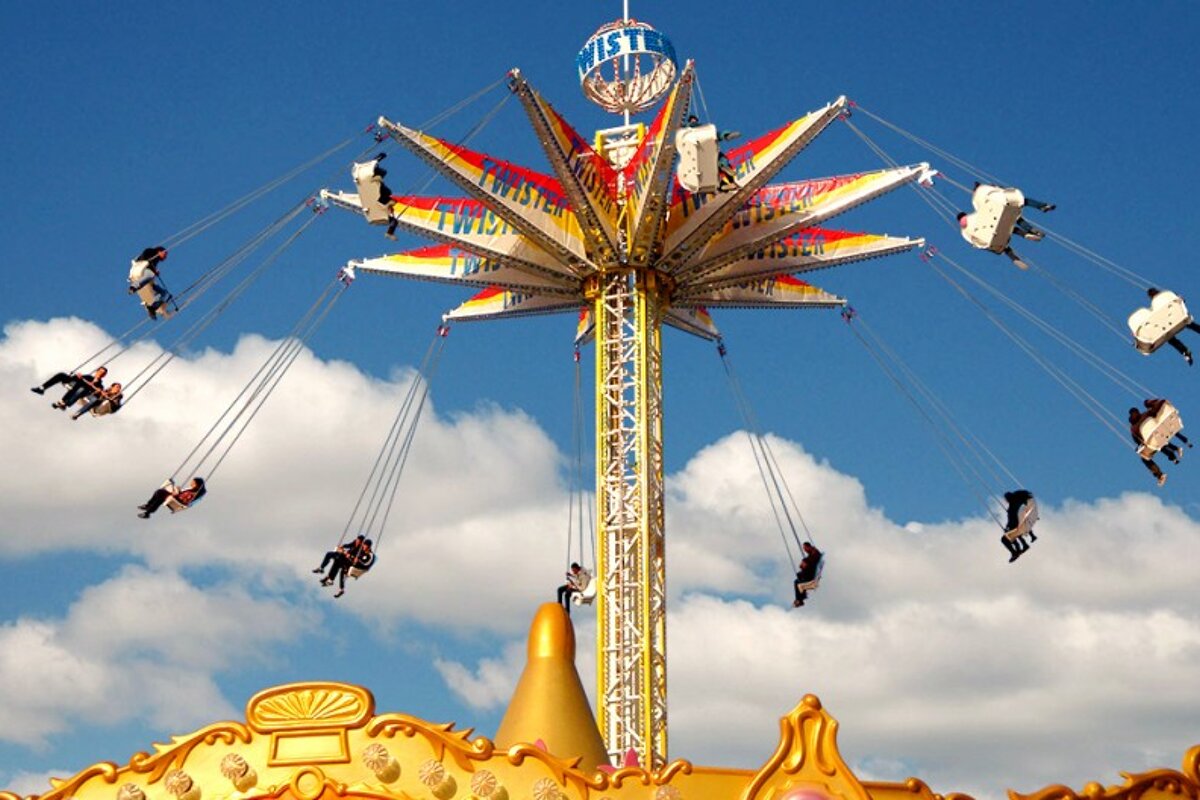 A ferris wheel with the word twist on it