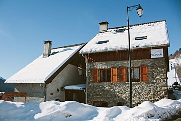 A snowy house with a sign that says ski peak