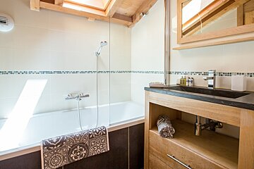 Les Gentianes Chalet, Morzine bathroom