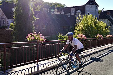 a cyclist in carennac