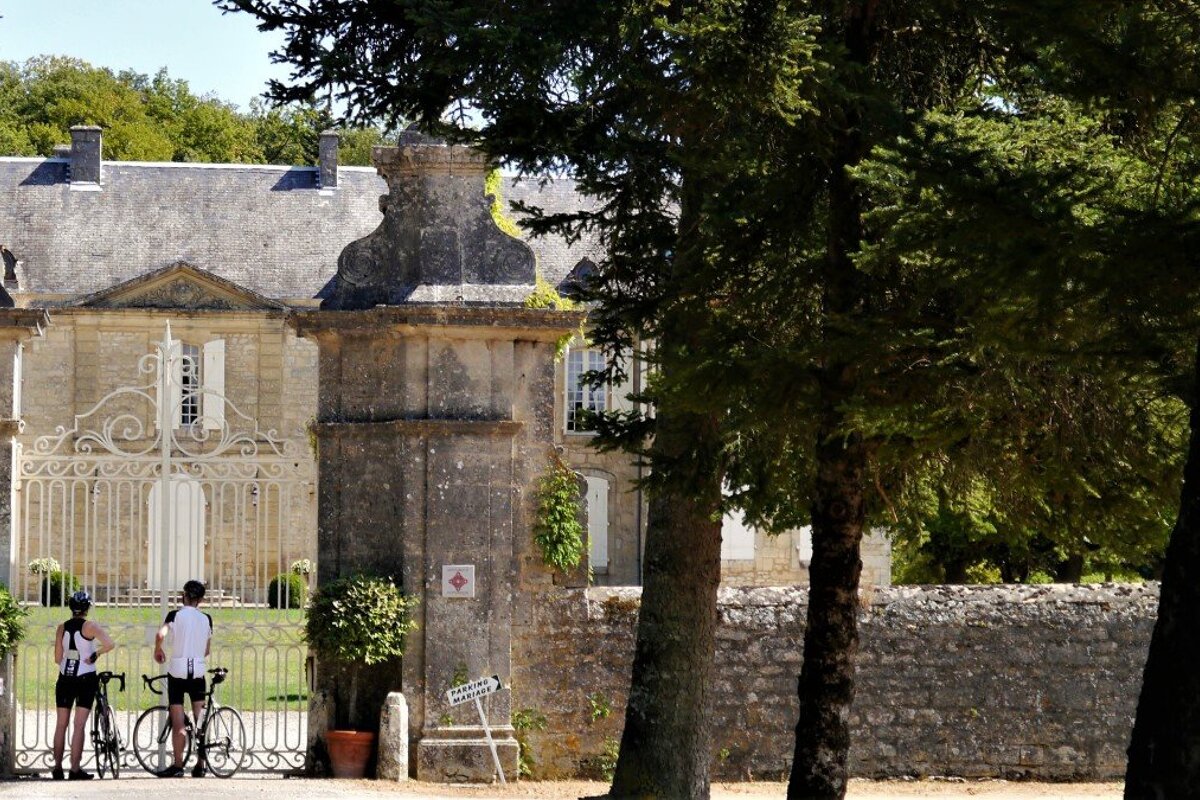 two cyclists stopping at a chateaux