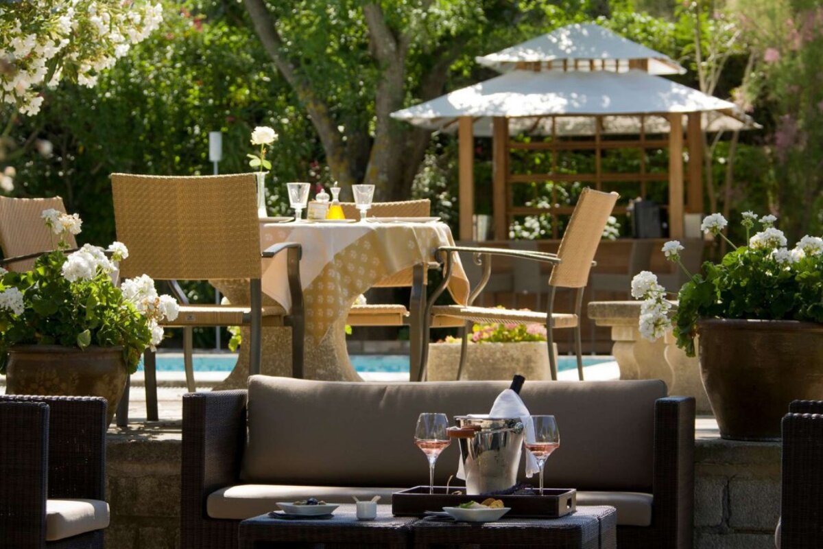 Benvengudo Restaurant, Les Baux restaurant terrasse