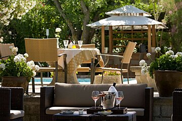 Benvengudo Restaurant, Les Baux restaurant terrasse