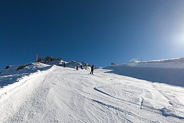 Blue skies and quiet slopes in Verbier