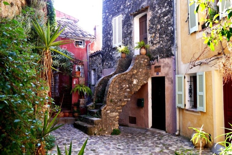 a wavey stair case outside a house in biot