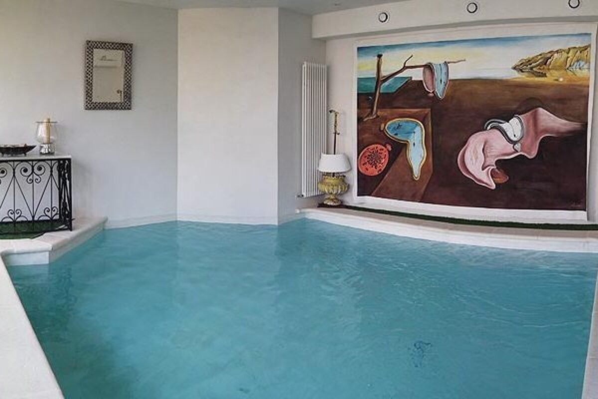 Le Clos Violette indoor swimming pool