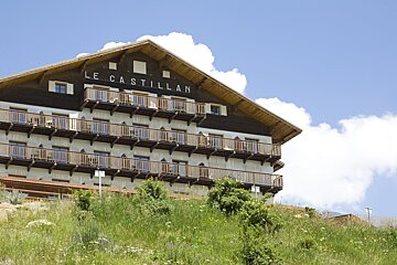 A large building with the word le castillan on it