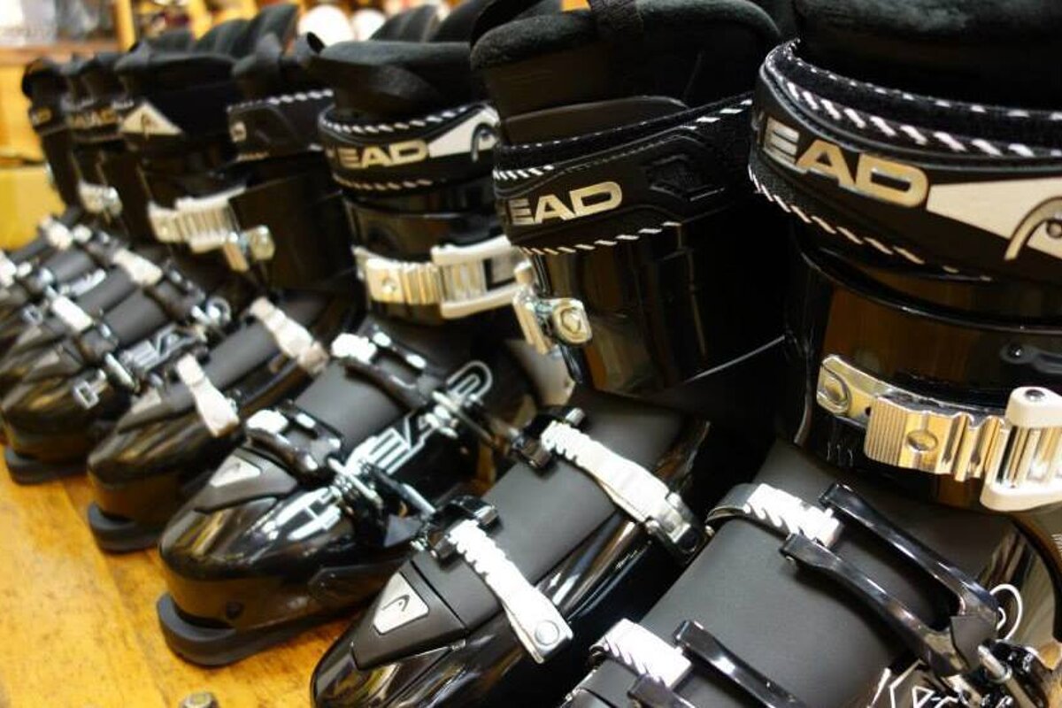 Camp d'Base Ski Hire, Les Deux Alpes shop interior