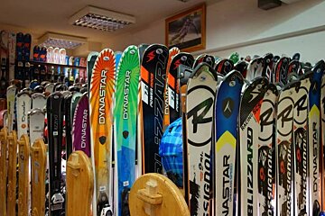 Camp d'Base Ski Hire, Les Deux Alpes shop interior