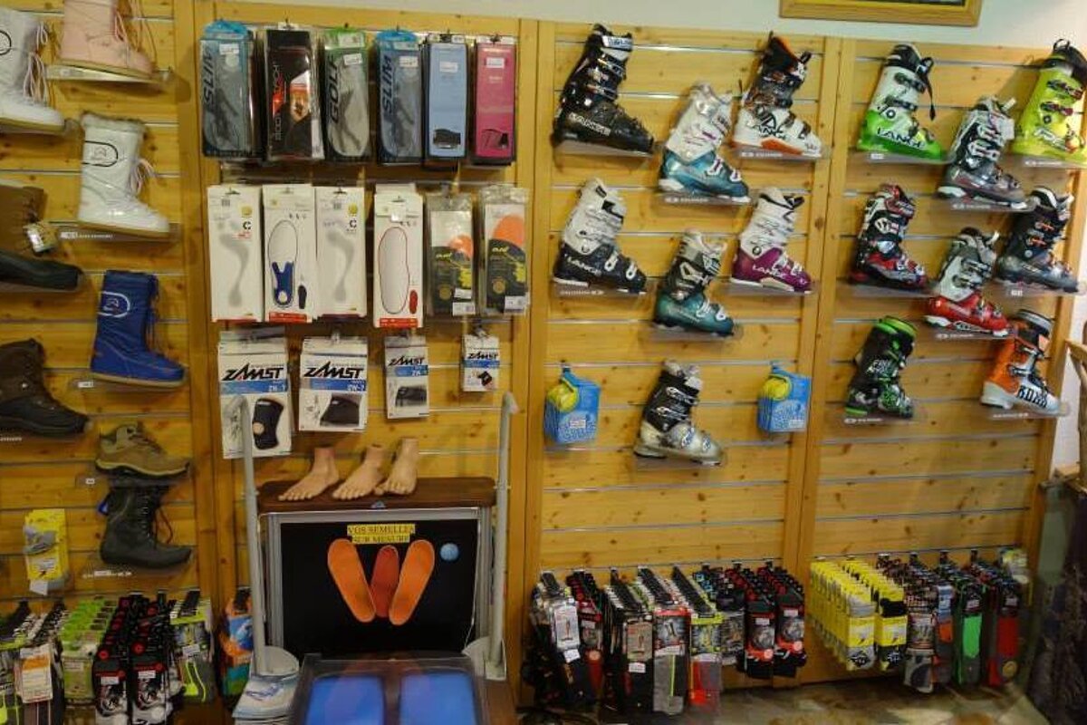 Camp d'Base Ski Hire, Les Deux Alpes shop interior