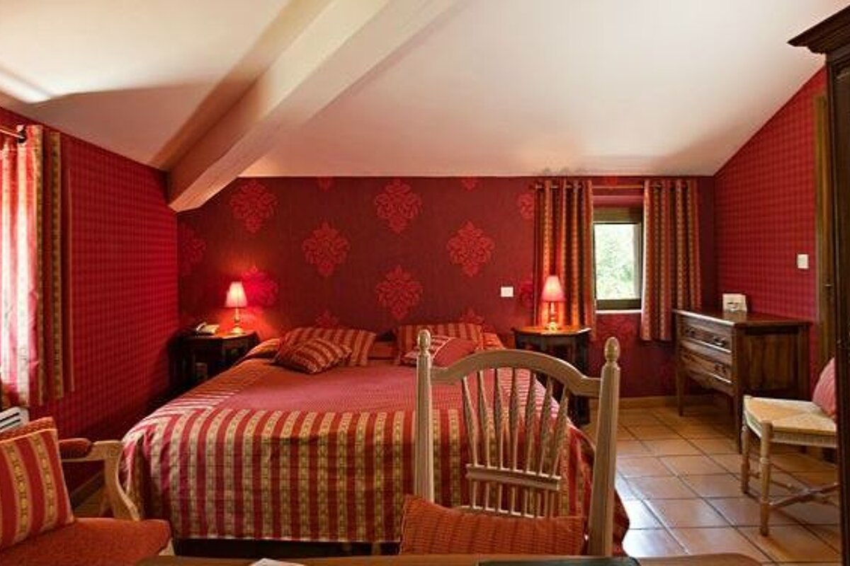 Le Mas de Guilles double bedroom
