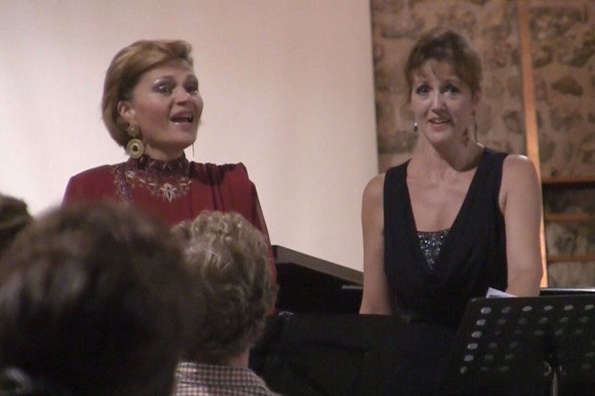 two female opera singers at a concert
