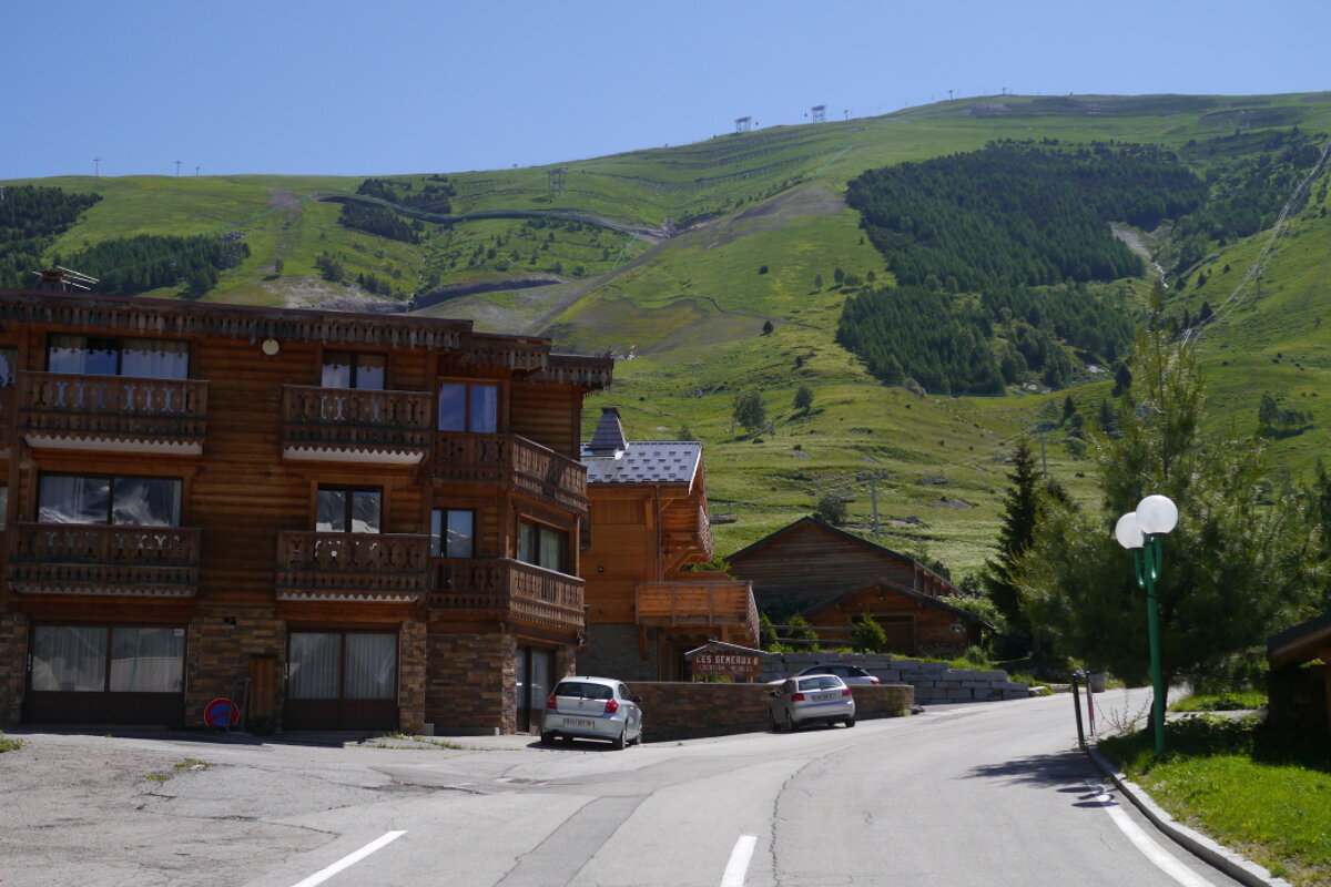summer views of 2 Alpes