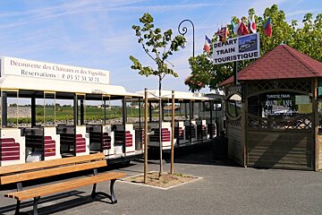 the train and ticket desk in st emilion