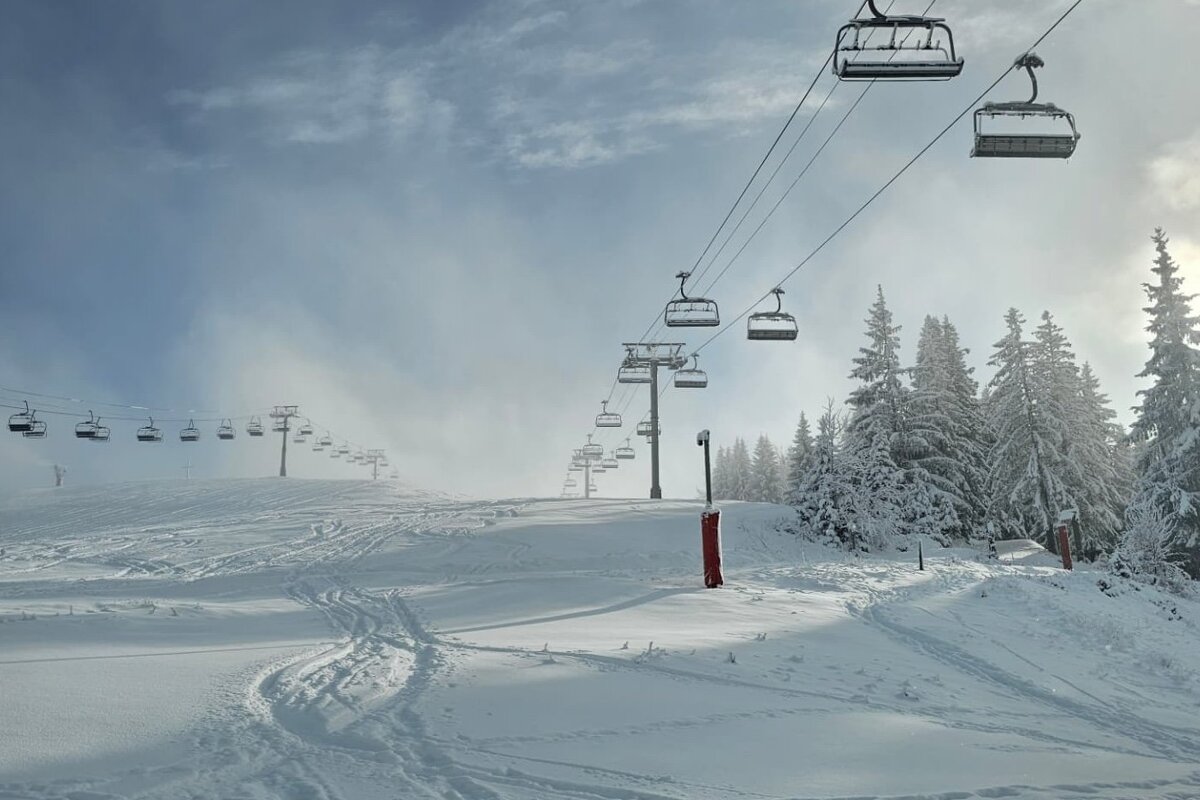 Chair lifts and snow on the Chavannes in Les Gets 