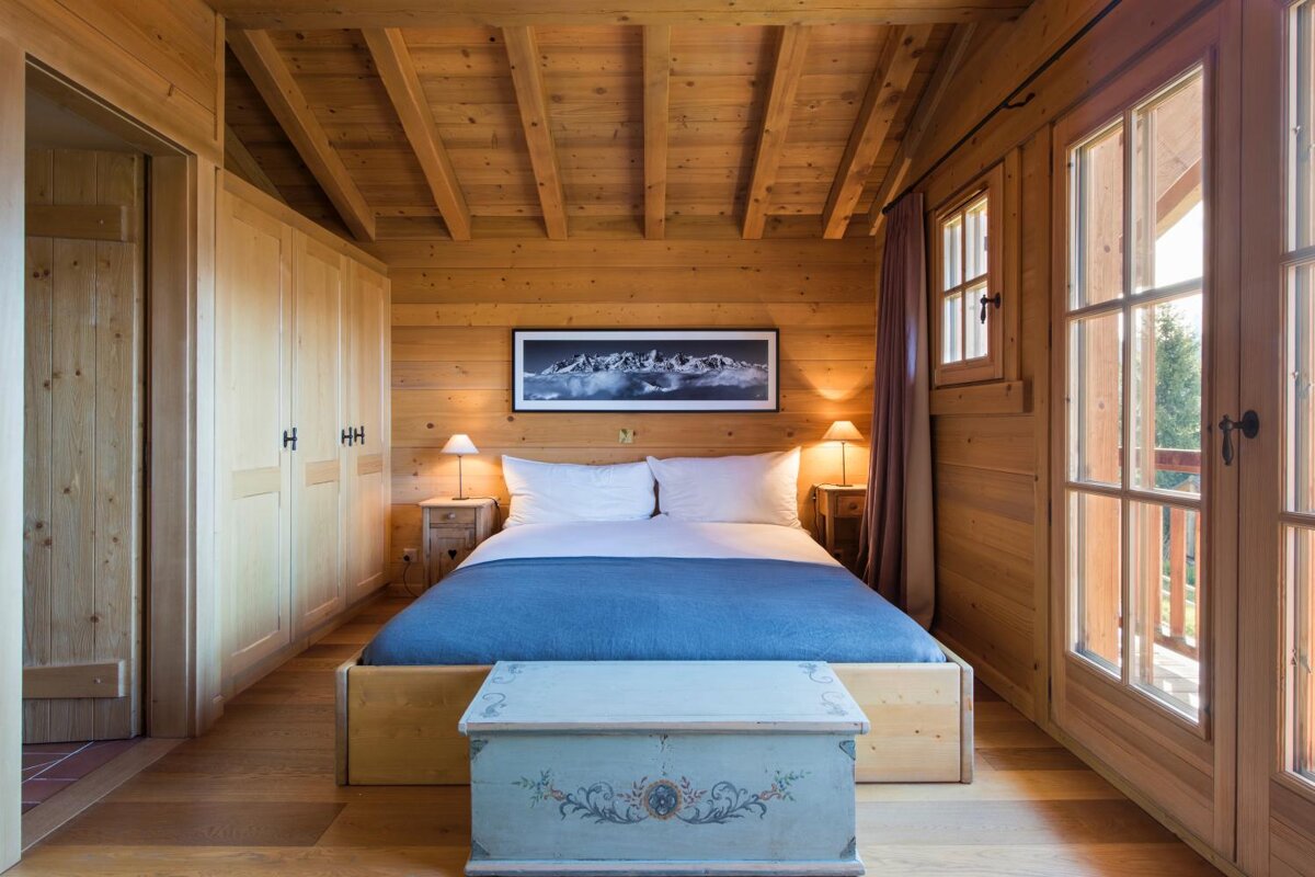 A bedroom with a bed and a picture on the wall