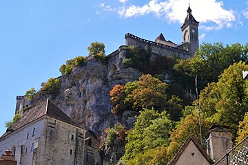 Looking up to the castle & ramparts of rocamadour