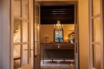 A room with a chandelier hanging from the ceiling