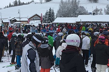 lots of skiers