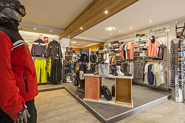 Skimium - Noel Sports Ski Hire, Alpe d'Huez - Centre shop interior