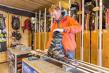 Skimium - Noel Sports Ski Hire, Alpe d'Huez - Centre shop interior
