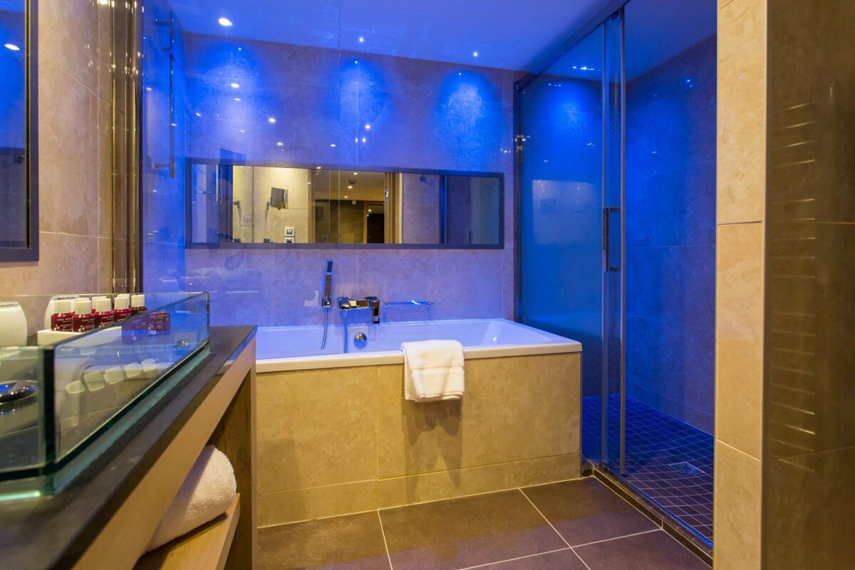 Taj-I Mah Hotel, Les Arcs 2000 bathroom