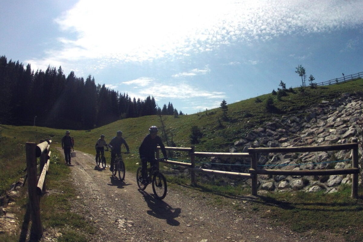 3 beginner mountain bikers in Les Gets