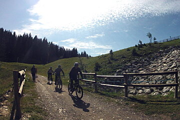 3 beginner mountain bikers in Les Gets
