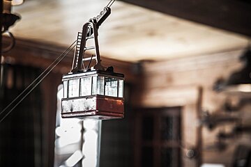 A model of a cable car with the letter e on it