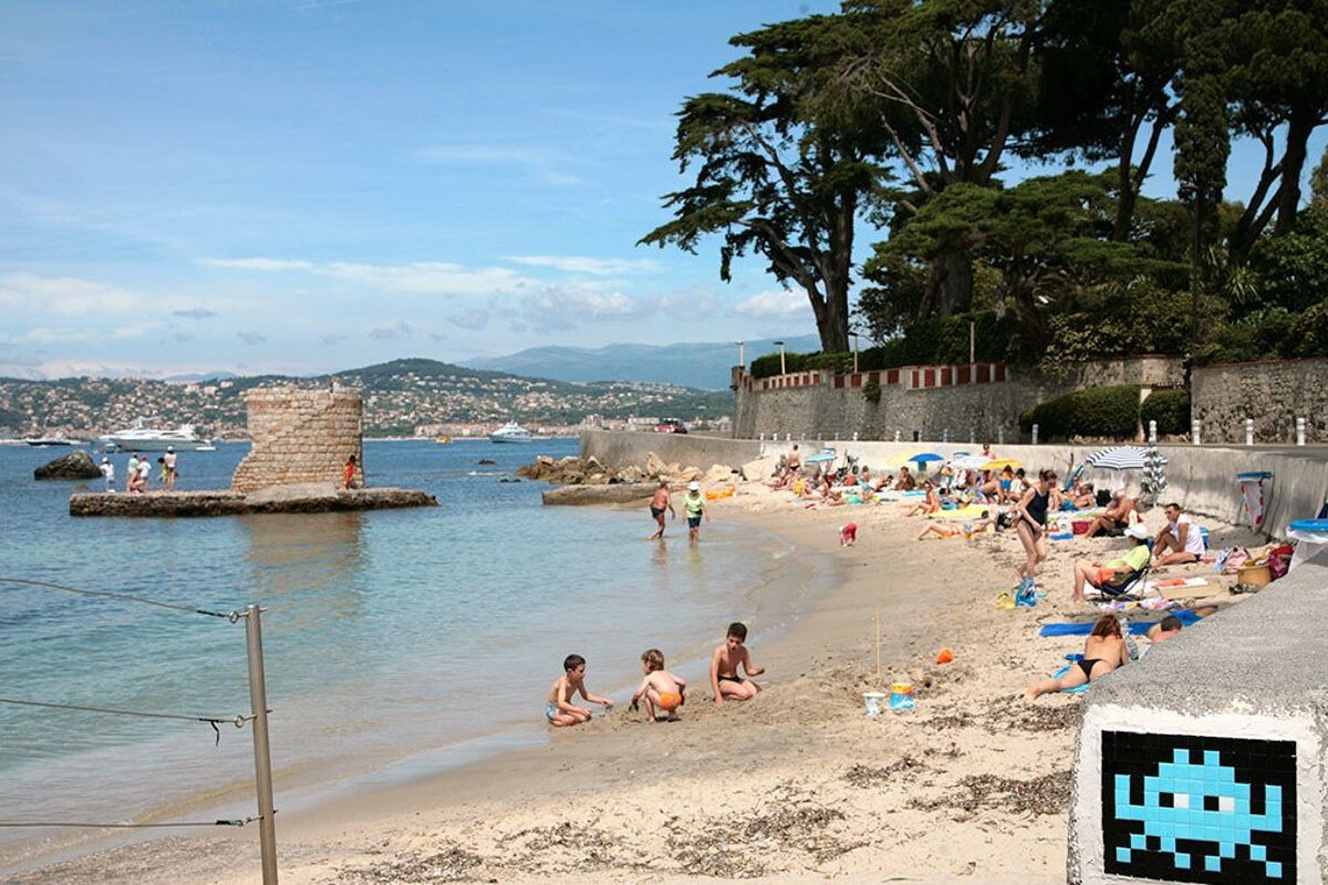 a beach back by a road on cap d'antibes