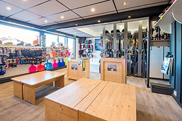 Skimium - Snow Pro Pre-Charmettoger Ski Hire, Les Arcs 1800 shop interior