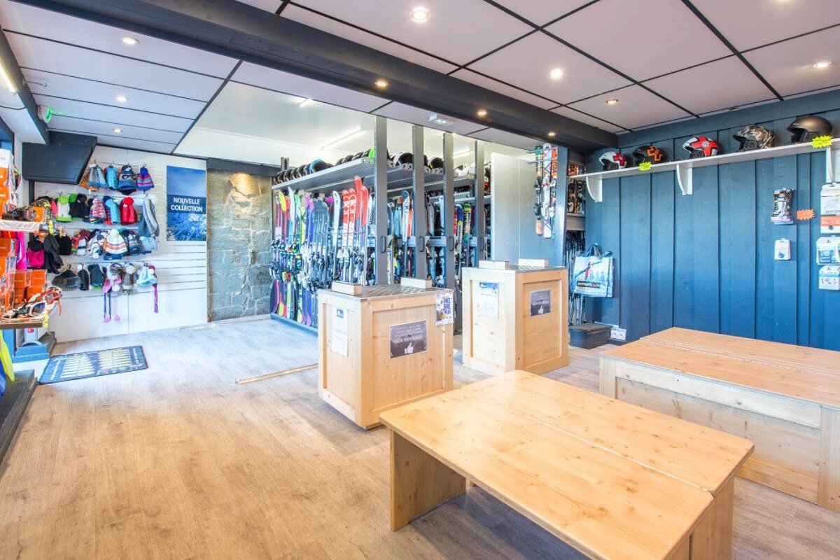 Skimium - Snow Pro Pre-Charmettoger Ski Hire, Les Arcs 1800 shop interior
