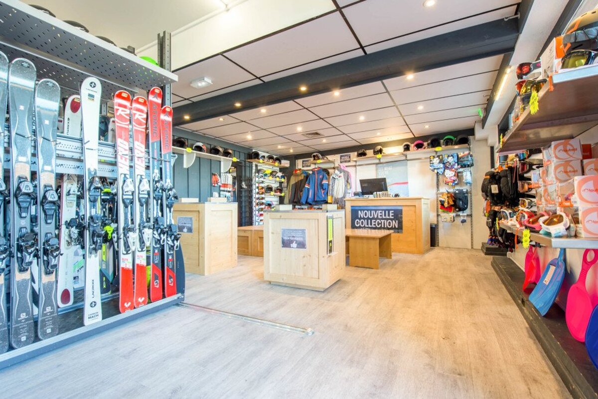 Skimium - Snow Pro Pre-Charmettoger Ski Hire, Les Arcs 1800 shop interior