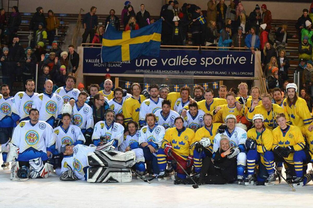 A group of hockey players pose for a photo in front of a sign that says une vallée sportive