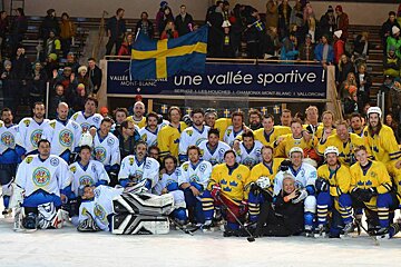 A group of hockey players pose for a photo in front of a sign that says une vallée sportive