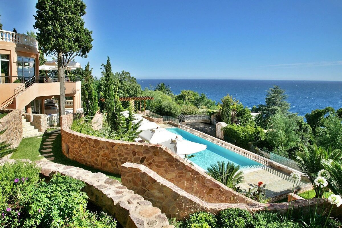 A large swimming pool with a view of the ocean