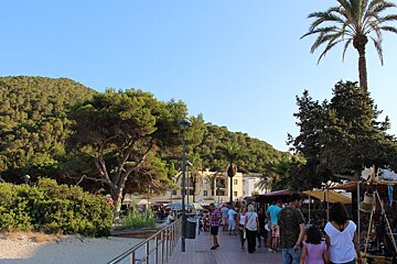 Cala Llonga Market