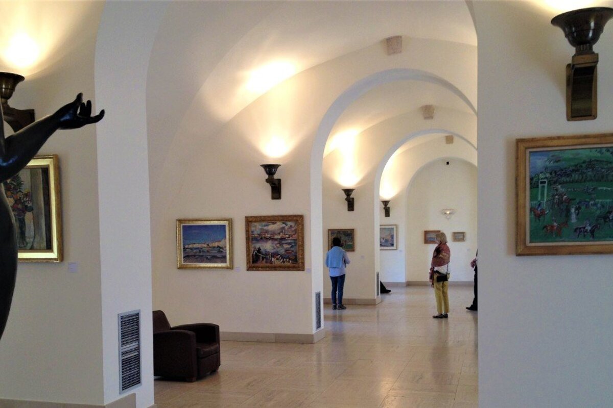 Enjoying art at Musee de l'Annonciade, Saint-Tropez