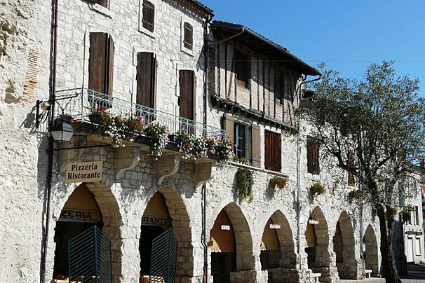 a row of shops & restaurants in Eymet