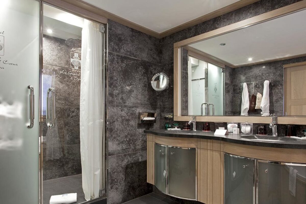 Le Grand Coeur & Spa Hotel, Meribel bathroom
