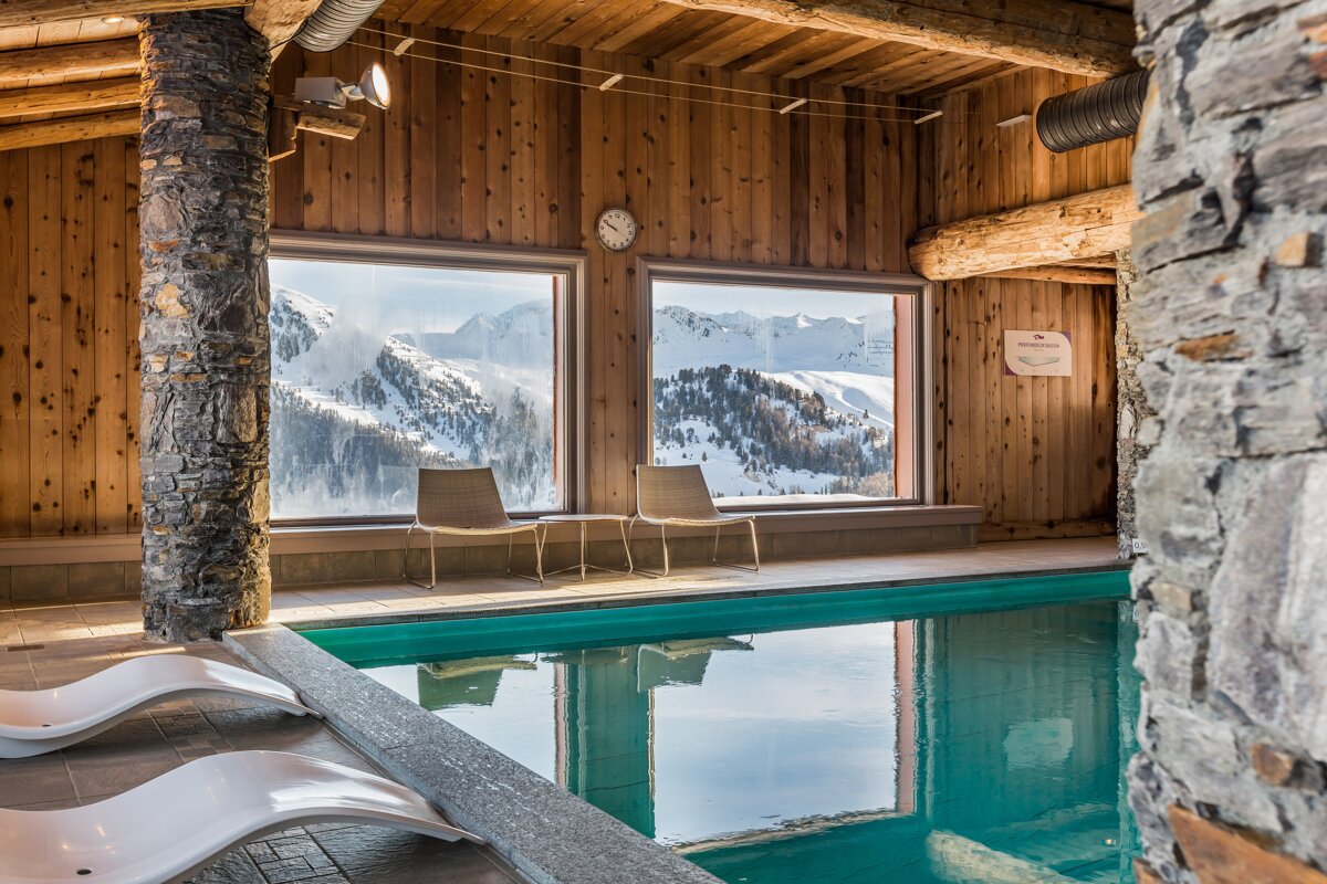 A swimming pool with a sign on the wall that says ' piscine '