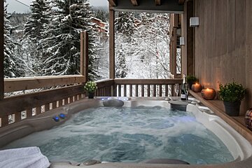 Yellowstone Lodge - No.2 Chalet, La Tania jacuzzi