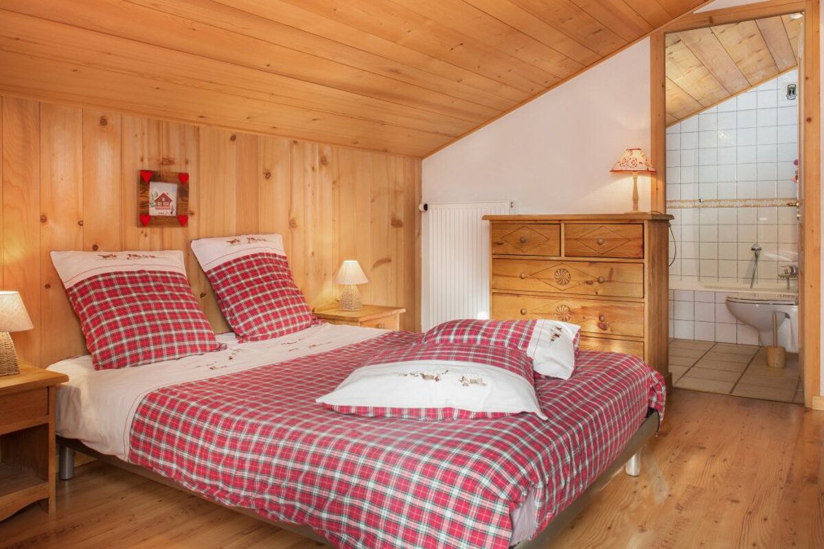 Les Armaillis 1 Chalet Apartments, Morzine double bedroom